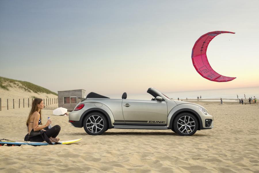  Volkswagen Beetle Dune Convertible 2016 года  (фото 21 из 32)